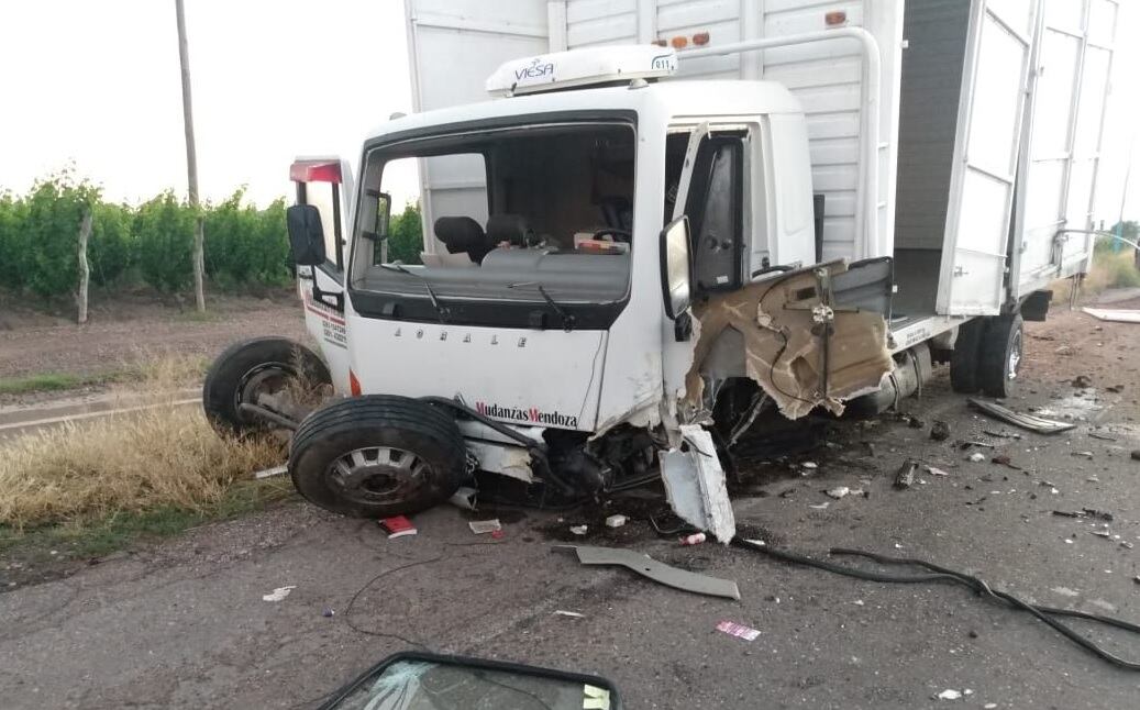 El furgón que chocó de frente con el Citroën quedó con su tren delantero destruido.