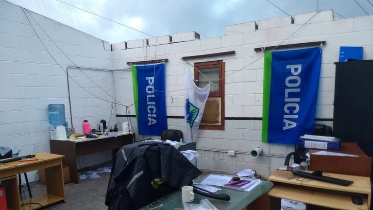 Se voló el techo de una dependencia policial en Pinamar. (Foto: Diego Medina)