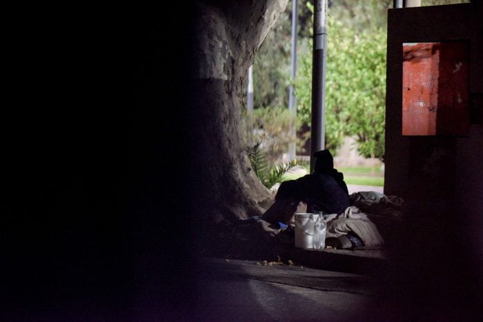 Personas que viven en condición de calles y bajo el frío.