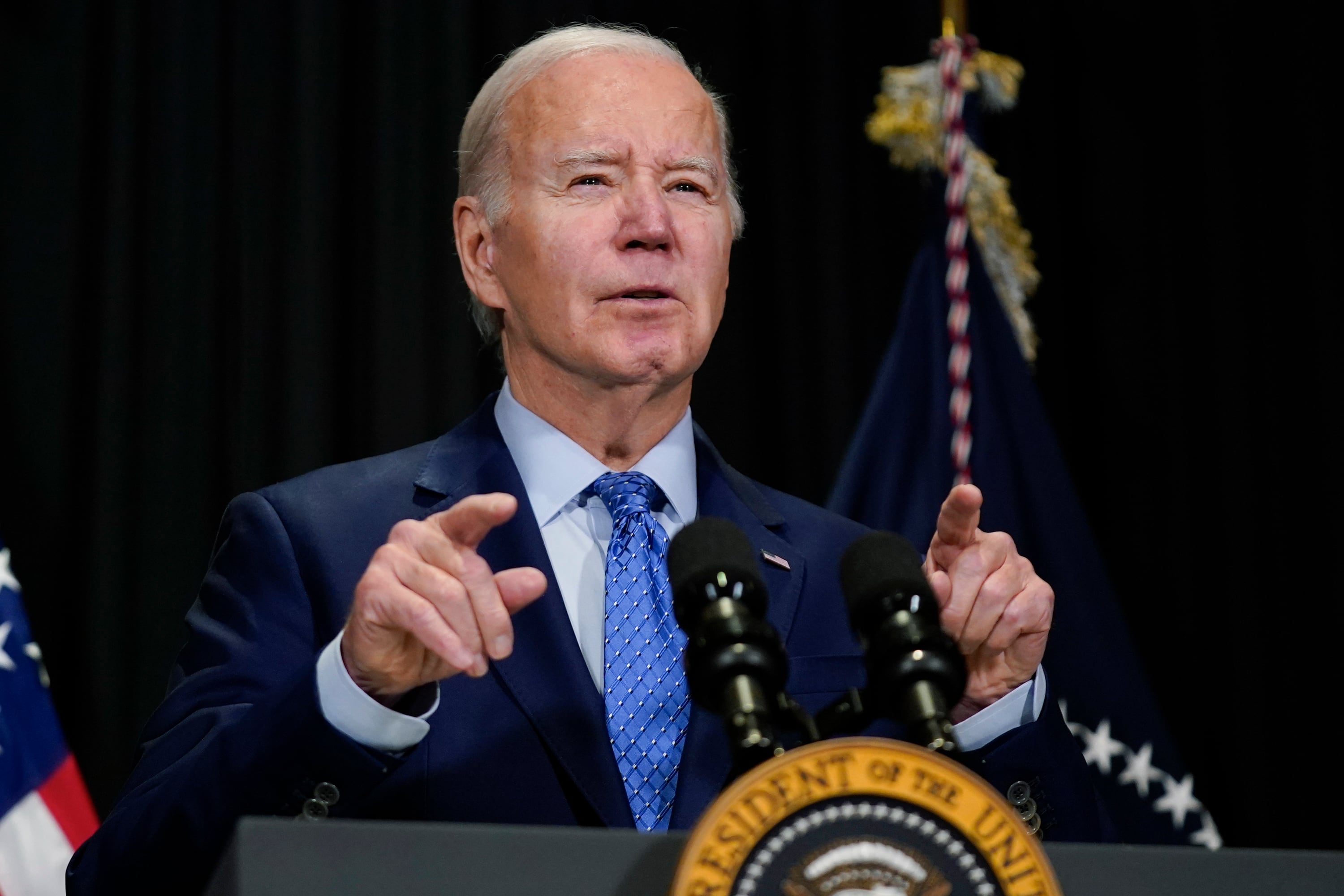 El presidente estadounidense Joe Biden habla con los reporteros en Nantucket, Massachusetts, el domingo 26 de noviembre de 2023. 