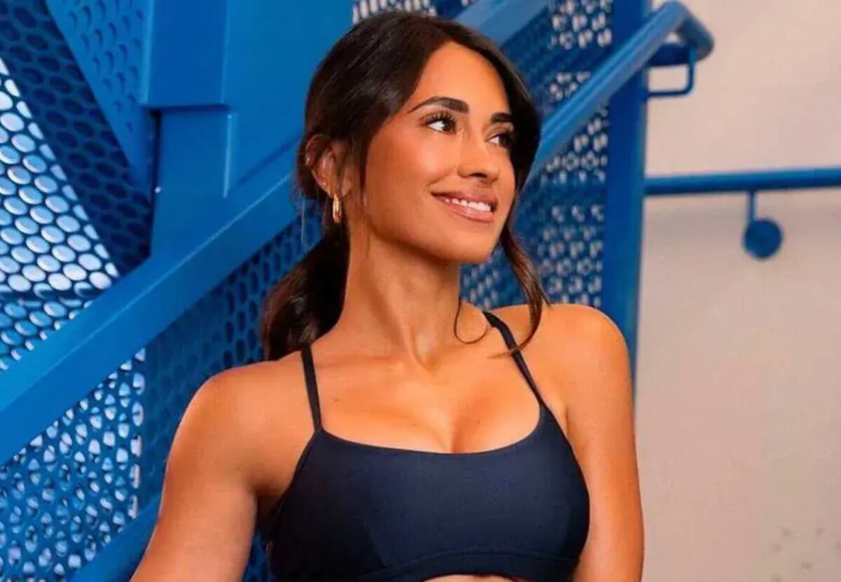 Antonela Roccuzzo posó con una microbikini azul eléctrico y encendió las redes