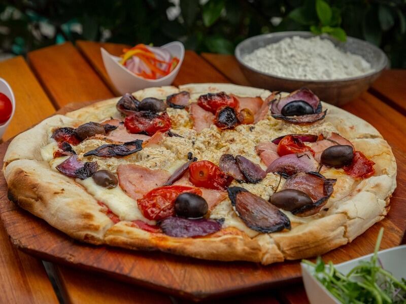 Abeja Negra cuenta con pizzas de masa madre.