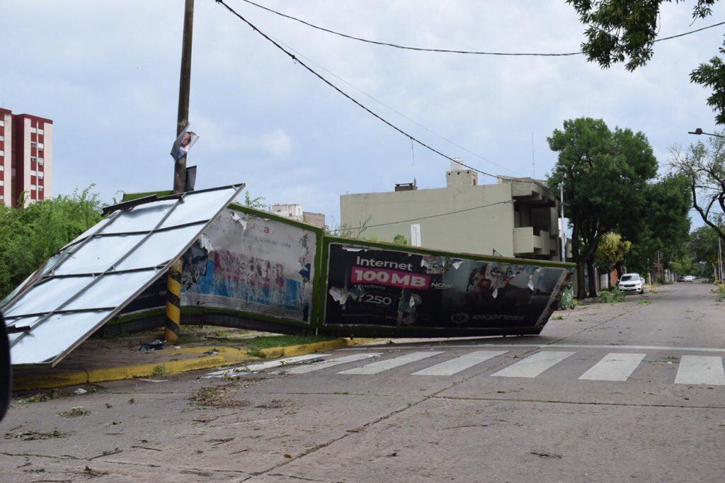 El Servicio Meteorológico Nacional le sugiere a las personas permanecer en lugares cerrados ante la presencia de la tormenta, a fin de evitar accidentes con árboles, postes y voladuras de carteles, entre otros objetos.