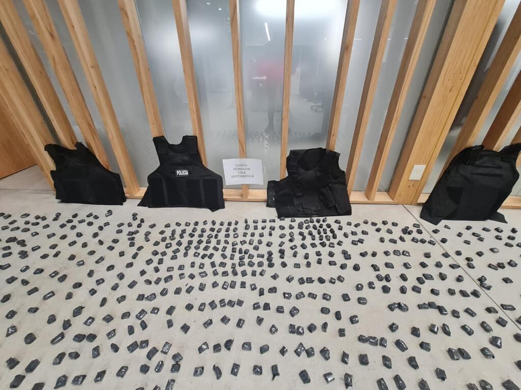 Operativo en Villa Lugano: descubrieron un arsenal de armas y secuestraron grandes dosis de cocaína y marihuana