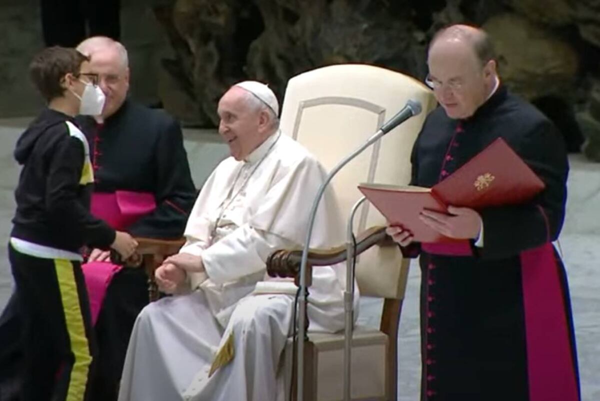 Un niño intentó “robarle” el solideo al papa Francisco durante una Audiencia