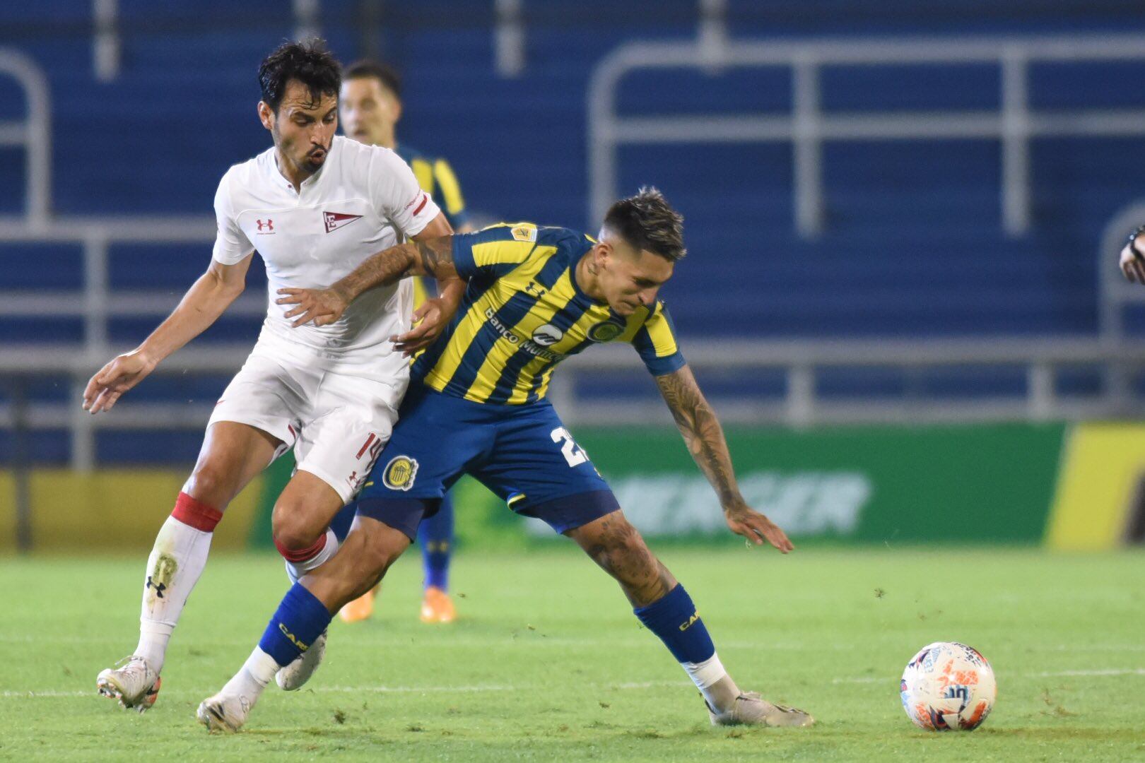 Gastón Avila jugando con la camiseta de Rosario Central.