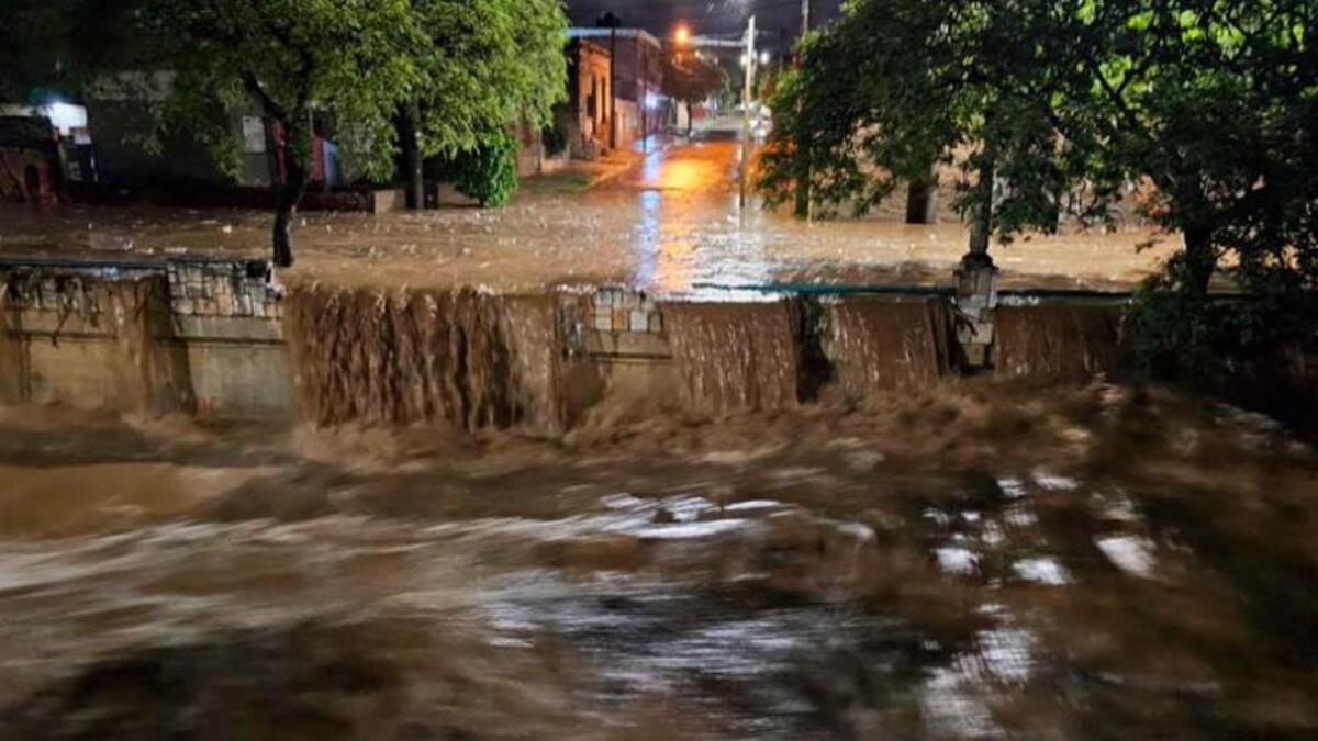 Evacuados, rutas cortadas y destrozos por la intensa tormenta en Córdoba: lo que dejó el temporal