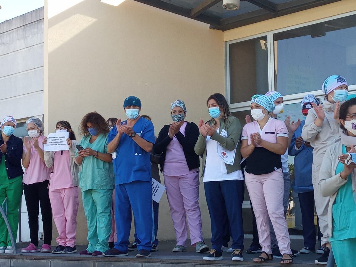 Personal de Enfermería del Hospital Pirovano de Tres Arroyos realizan retención de tareas y una protesta frente al nosocomio