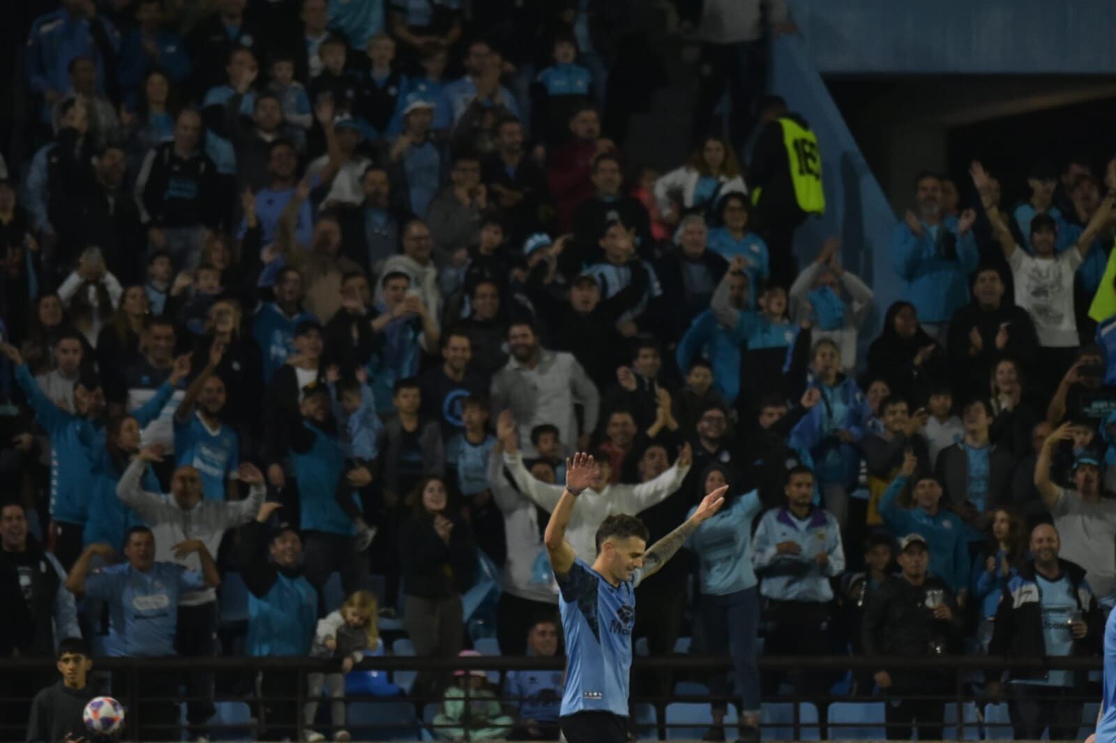 Con un golazo de Vegetti, Belgrano vence 1 a 0 a Newell’s en el Gigante de Alberdi. (Facundo Luque / La Voz)