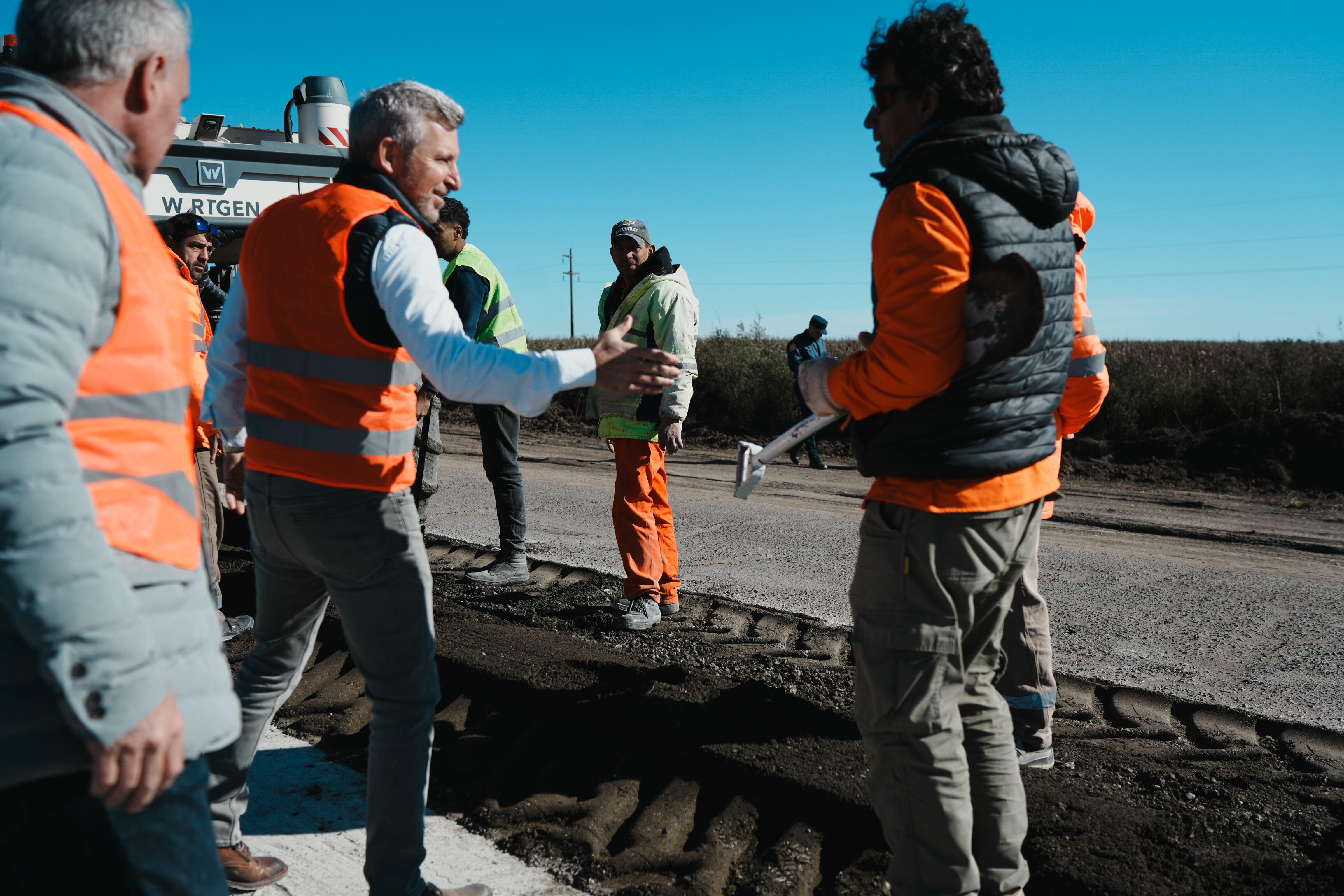 Rogelio Frigerio recorre obras del Plan de Recuperación de Caminos y Rutas.