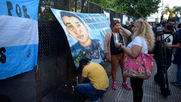 Muchos de los presentes aprovecharon las vallas para colgar banderas pidiendo justicia por los casos de inseguridad.