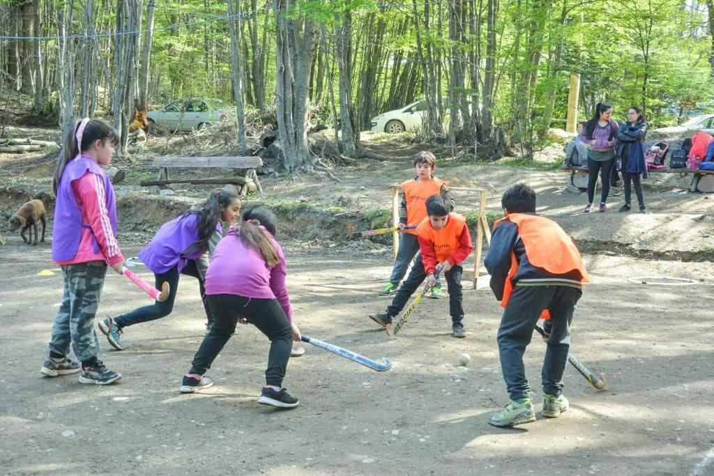 Niños y niñas compartieron una linda tarde jugando al hockey y haciendo varias actividades.