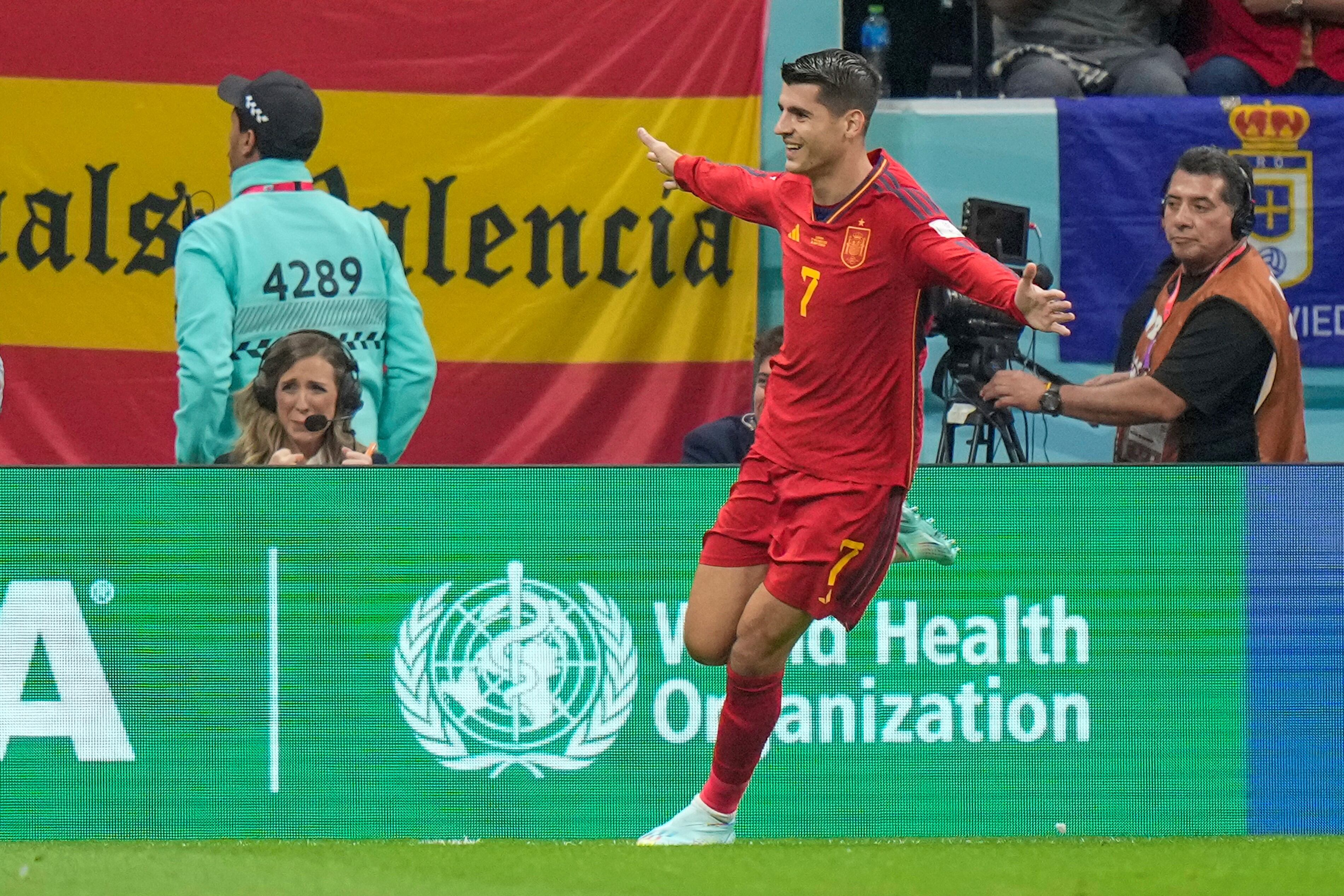 Álvaro Morata abrió el partido para España. (AP)