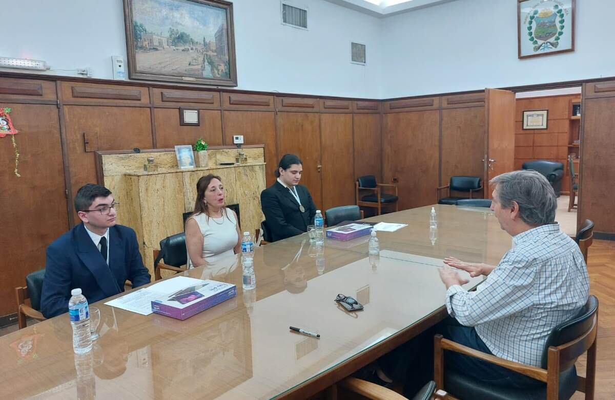 Aarón Martín Revecco Bustos y Lionel Adrián Pavés recibieron un reconocimiento del intendente Emir Félix.