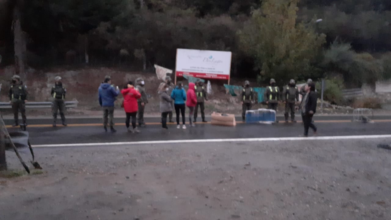 Gendarmería llegó a un corte en Villa La Angostura para hacer pasar camiones.