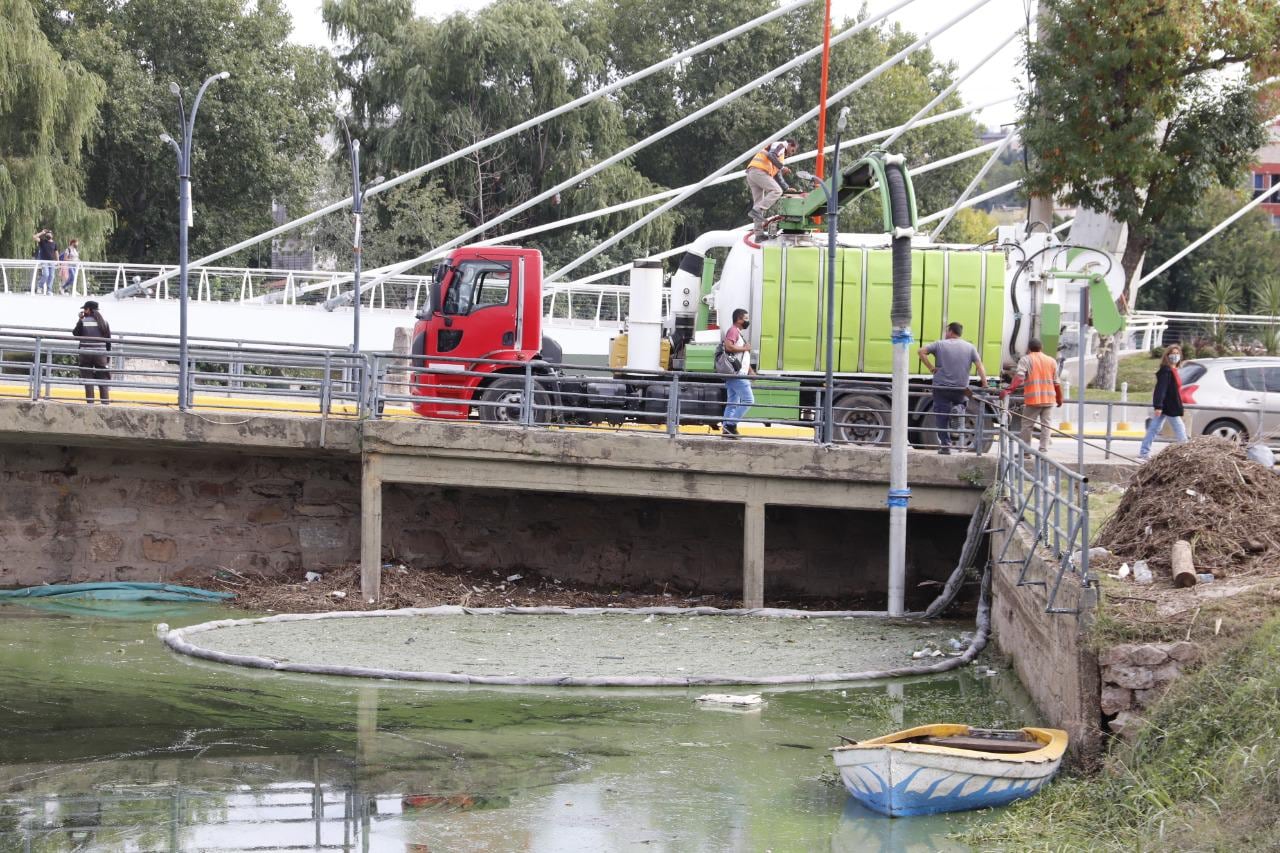 Se continúan recolectando residuos y arreglando calles en diversos sectores de la ciudad.