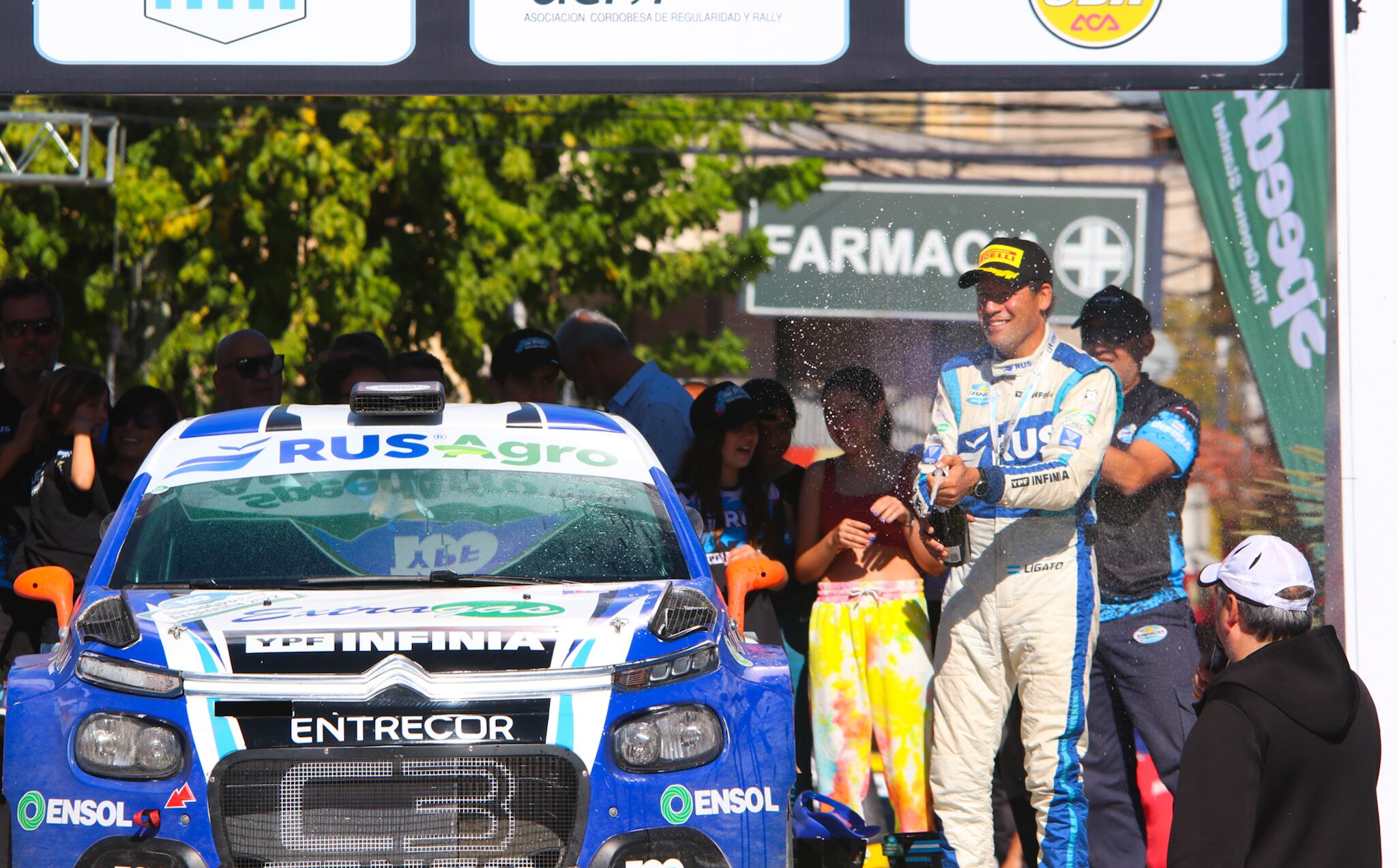 El festejo de Ligato, junto a su Citroën preparado por el Tango Rally Team, en la coronación del Rally de Argentina 2022 en Mina Clavero.