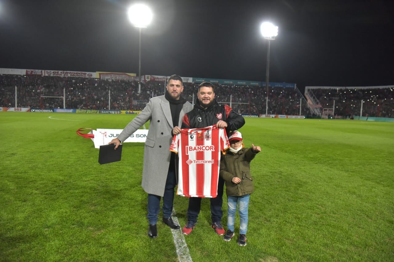 La nueva camiseta de Instituto ya es una realidad: se presentó este viernes, que es el día del hincha albirrojo. (Facundo Luque/La Voz)