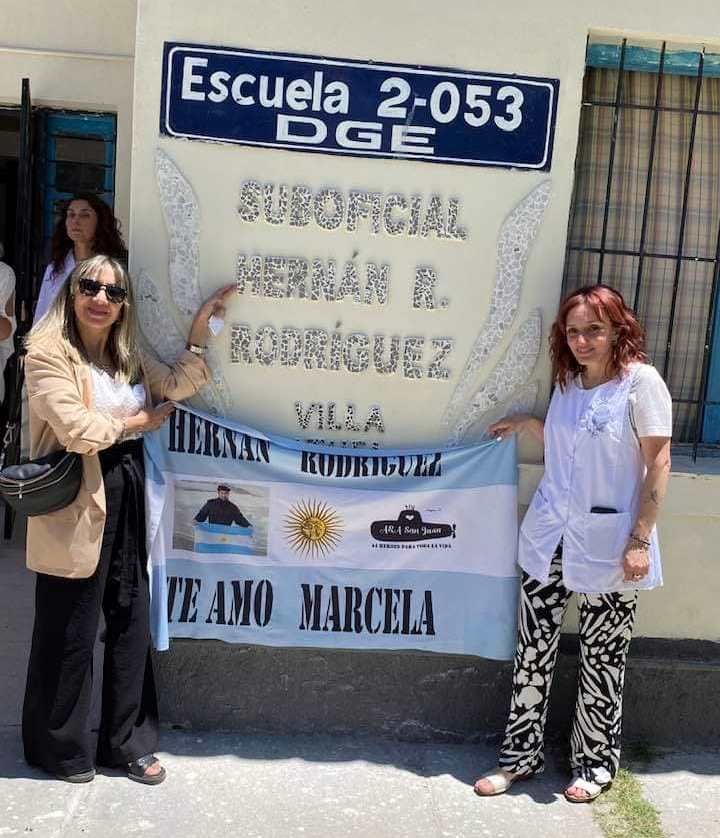 Marcela, la esposa de Hernán Rodríguez y la directora de la escuela de Villa Atuel, Andrea Rodríguez durante el descubrimiento de la placa recordatoria. 