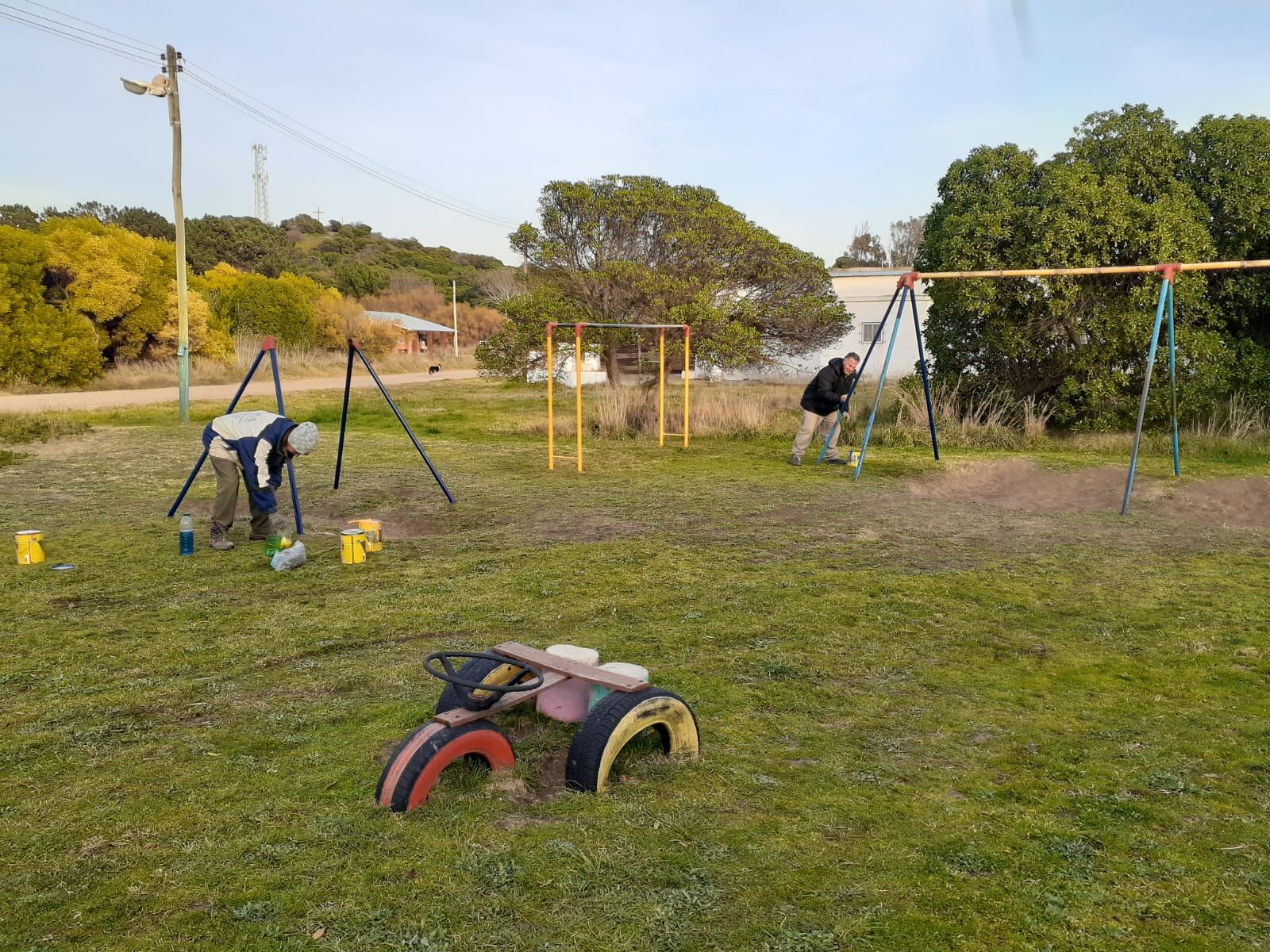 Instalan juegos infantiles en la plaza del Balneario Orense