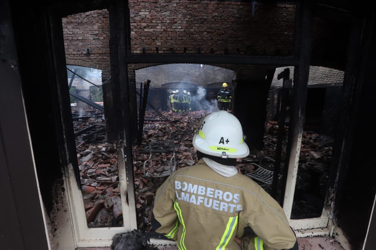 incendio
El Hotel 4 de la Unidad Turística Embalse se incendió este miércoles provocando importantes daños materiales en el lugar. El foco se concentró en el sector de cocinas y del comedor del establecimiento
nelson torres