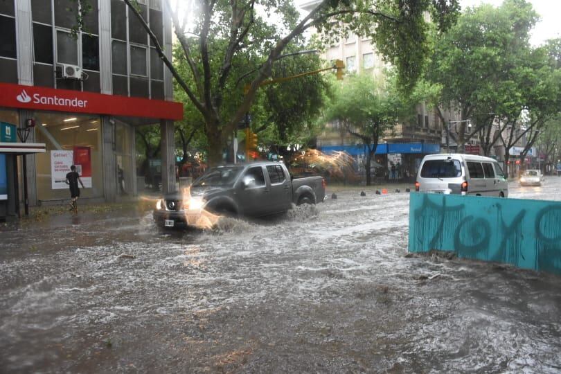 Una fuerte tormenta de granizo azotó al Gran Mendoza con abundante caída de agua. Las calles del centro se anegaron por la intensa lluvia.