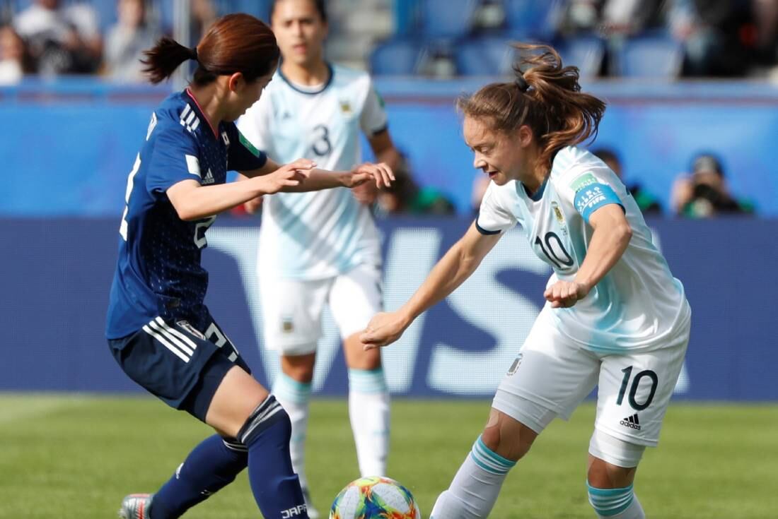 Estefanía Banini luciendo la casaca titular ante Japón (10).