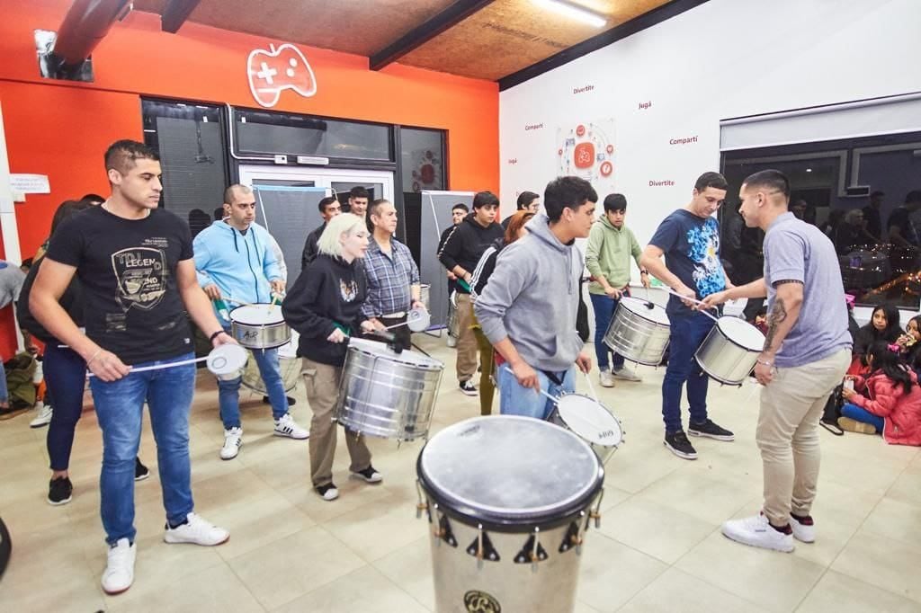 “Mar de Fueguitos” realizó un concierto didáctico junto a la “Familia del Tambor” y “Reencontrándonos”