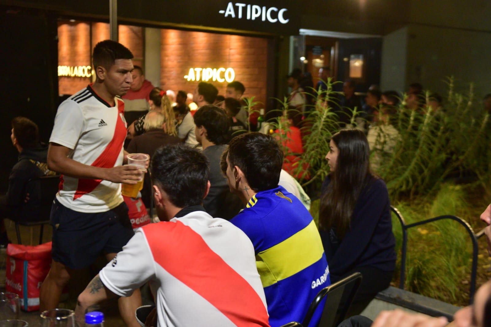 En los bares de Nueva Córdoba convivieron los hinchas de los clásicos rivales. El festejo, para los Millonarios.