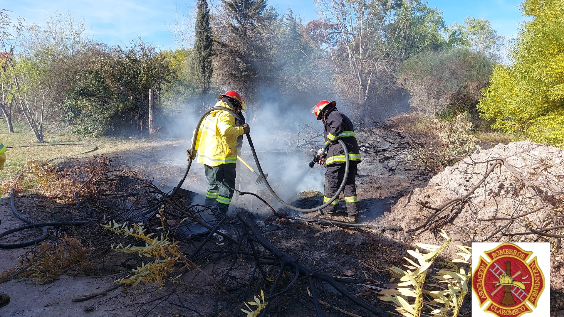 Bomberos de Claromecó combatieron un incendio en un terreno sobre calle 19