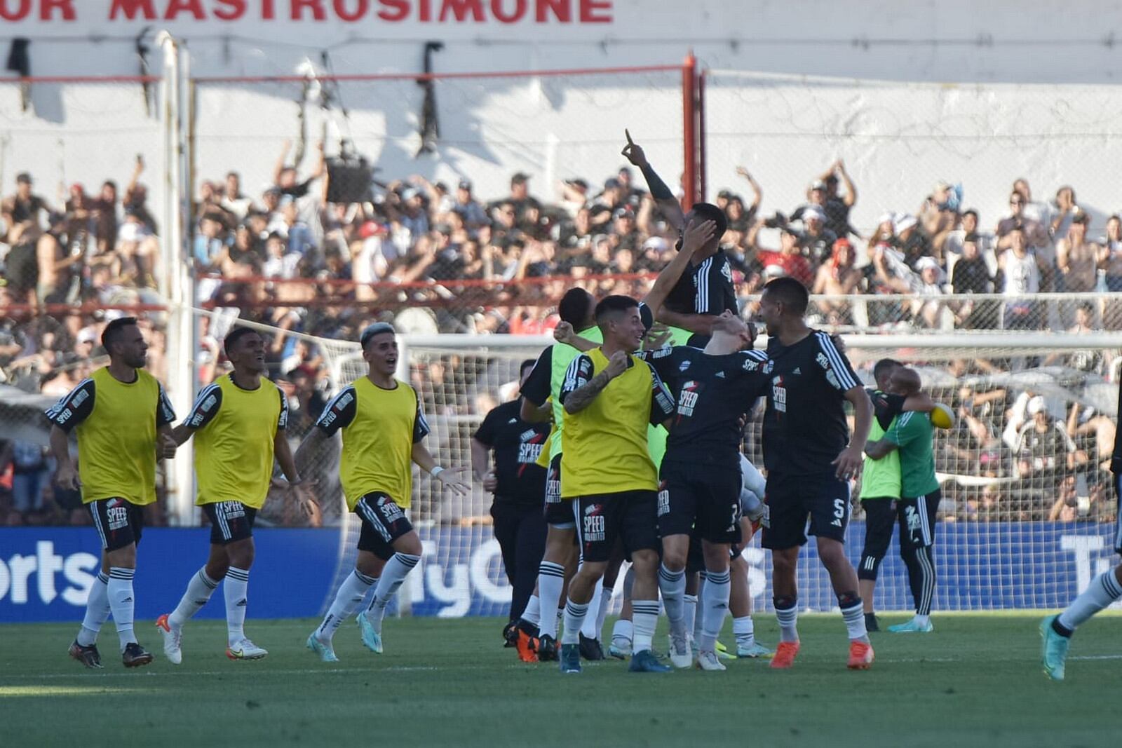 Segunda final por el ascenso entre Deportivo Maipú y Deportivo Riestra en cancha de Instituto de Córdoba.  (Facundo Luque / La Voz)