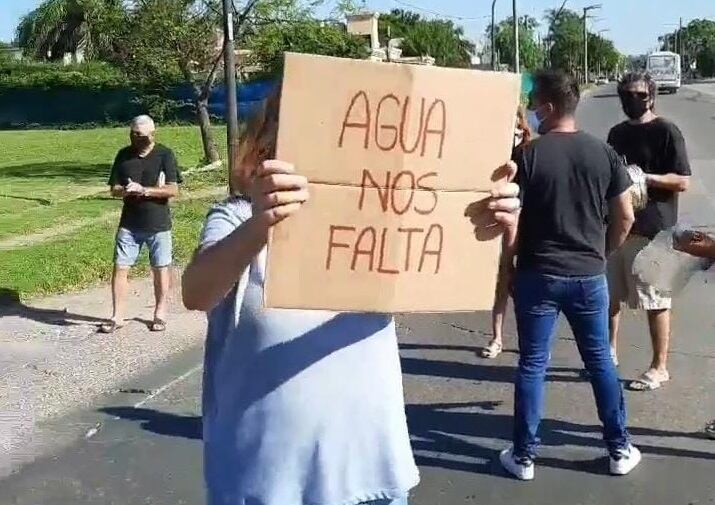 Reclamos en Saldán, esta semana, por la escasez de agua potable. (Gentileza)