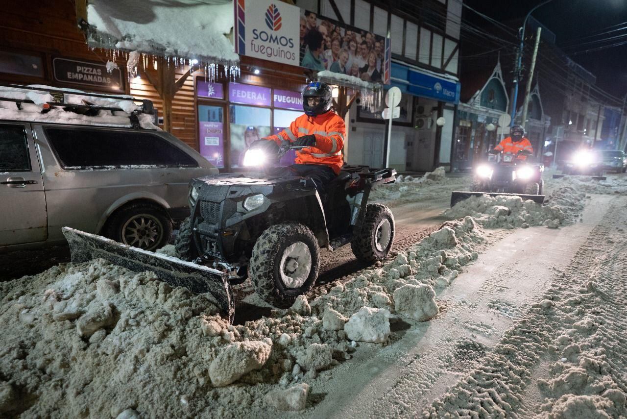 Todo el personal y material involucrado en el Operativo Invierno trabajan duramente para limpiar las calles de la ciudad.