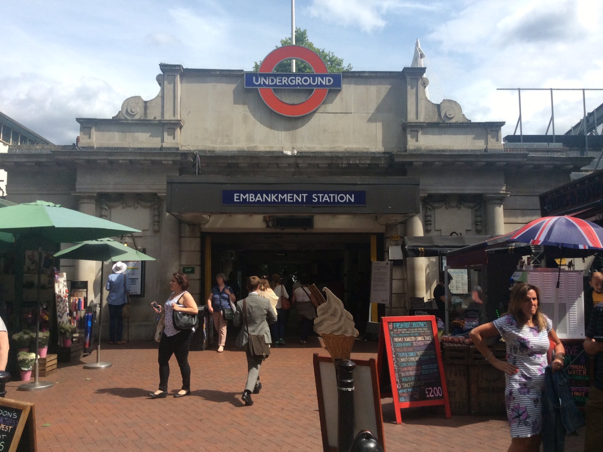 La estación de subte de Londres, Embankment, donde día a día esta mujer viuda se acerca a escuchar la voz de su difunto esposo.