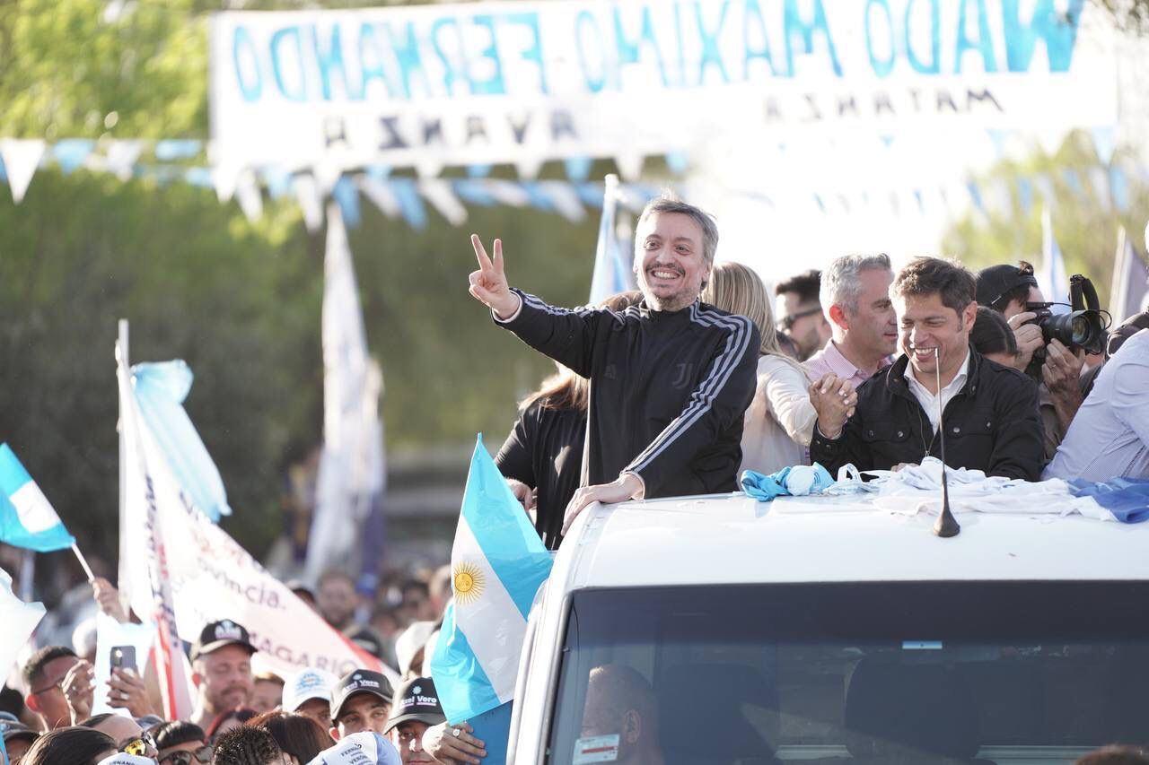 Máximo Kirchner junto a Axel Kicillof.