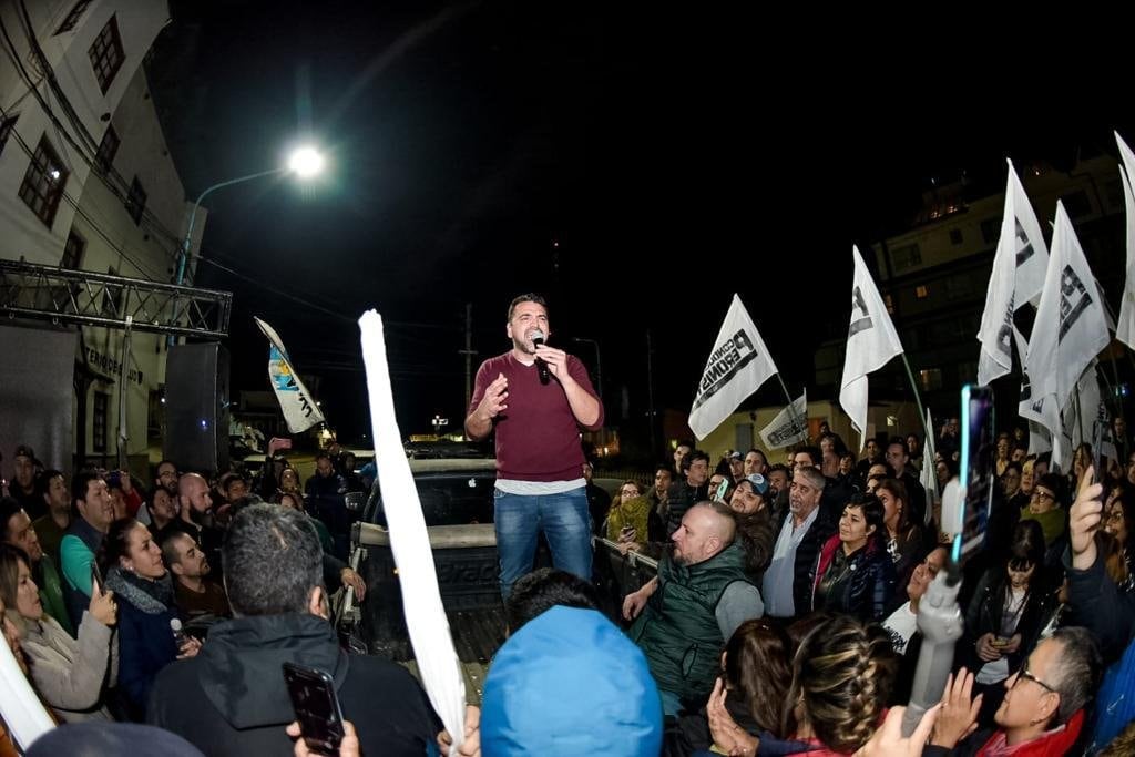 Walter Vuoto se reunió con los militantes de "Más Ushuaia" para celebrar el triunfo e las elecciones Convencionales Constituyentes de Ushuaia.