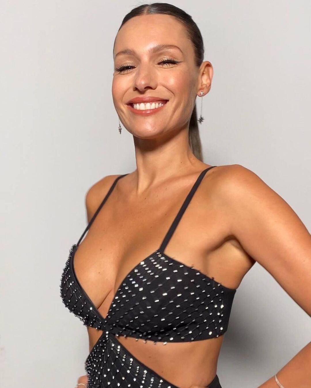 En una noche a pura revelación, Pampita conquistó corazones en vestido “cut-out” con brillos.