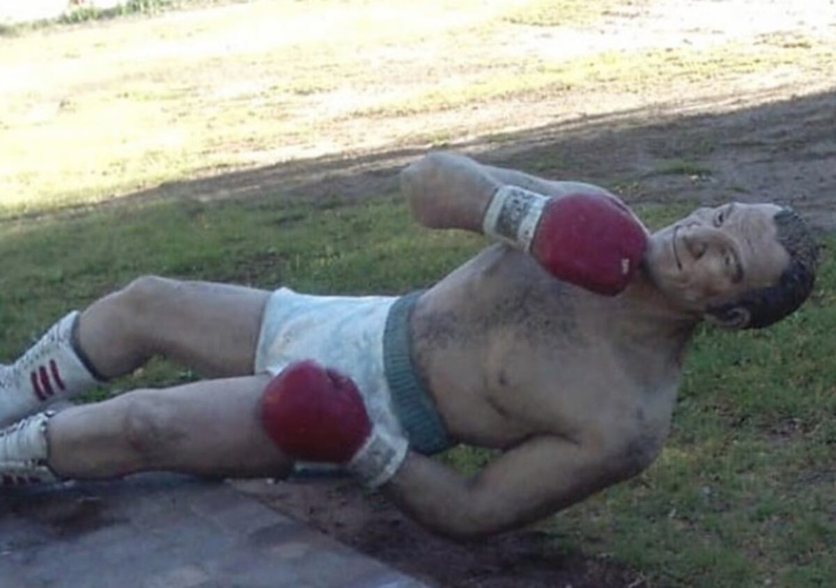 Destrozaron la estatua de Nicolino Locche