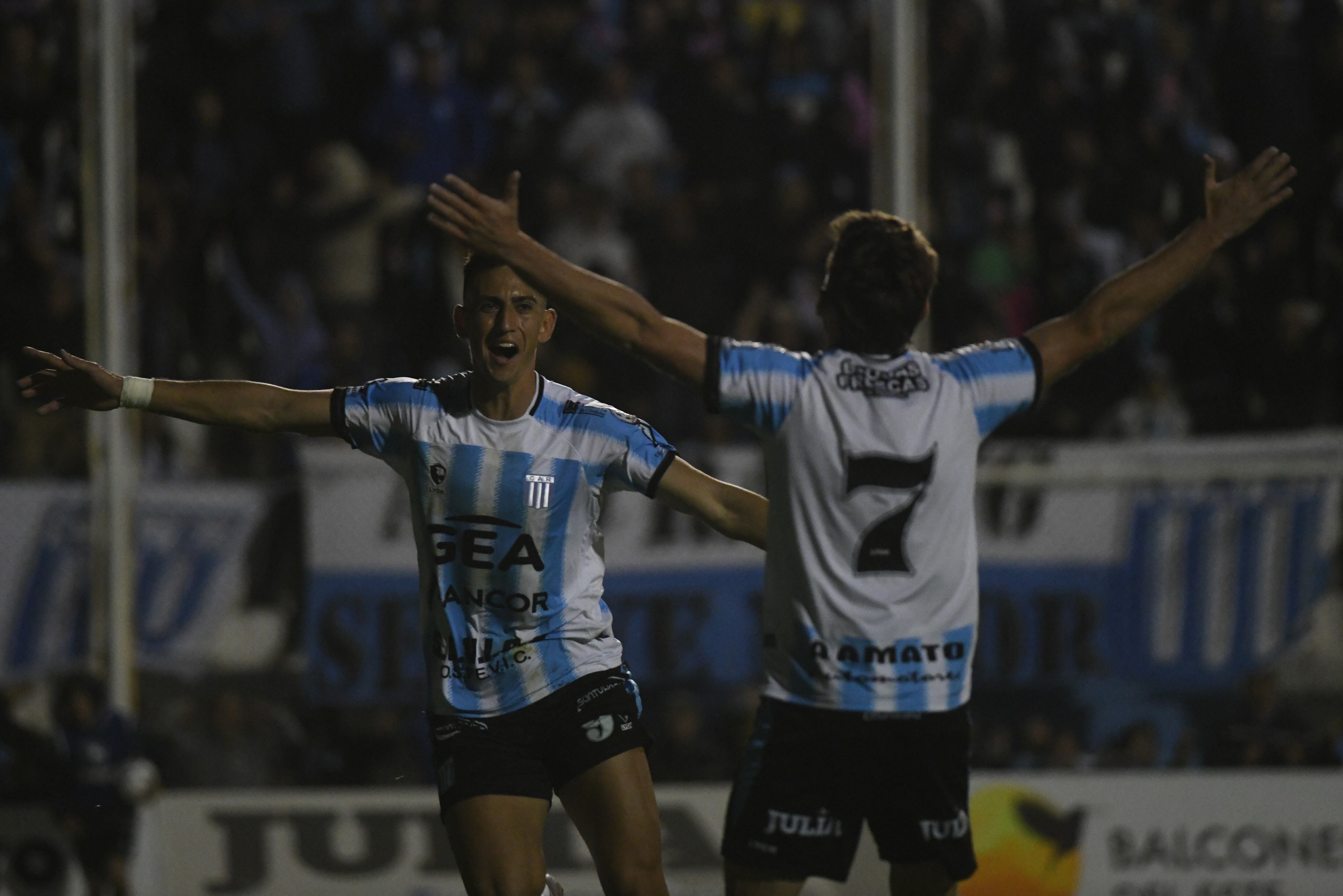 Racing de Nueva Italia, festejando uno de sus goles en el partido ante Aldosivi, por la Primera Nacional. (Ramiro Pereyra / La Voz)