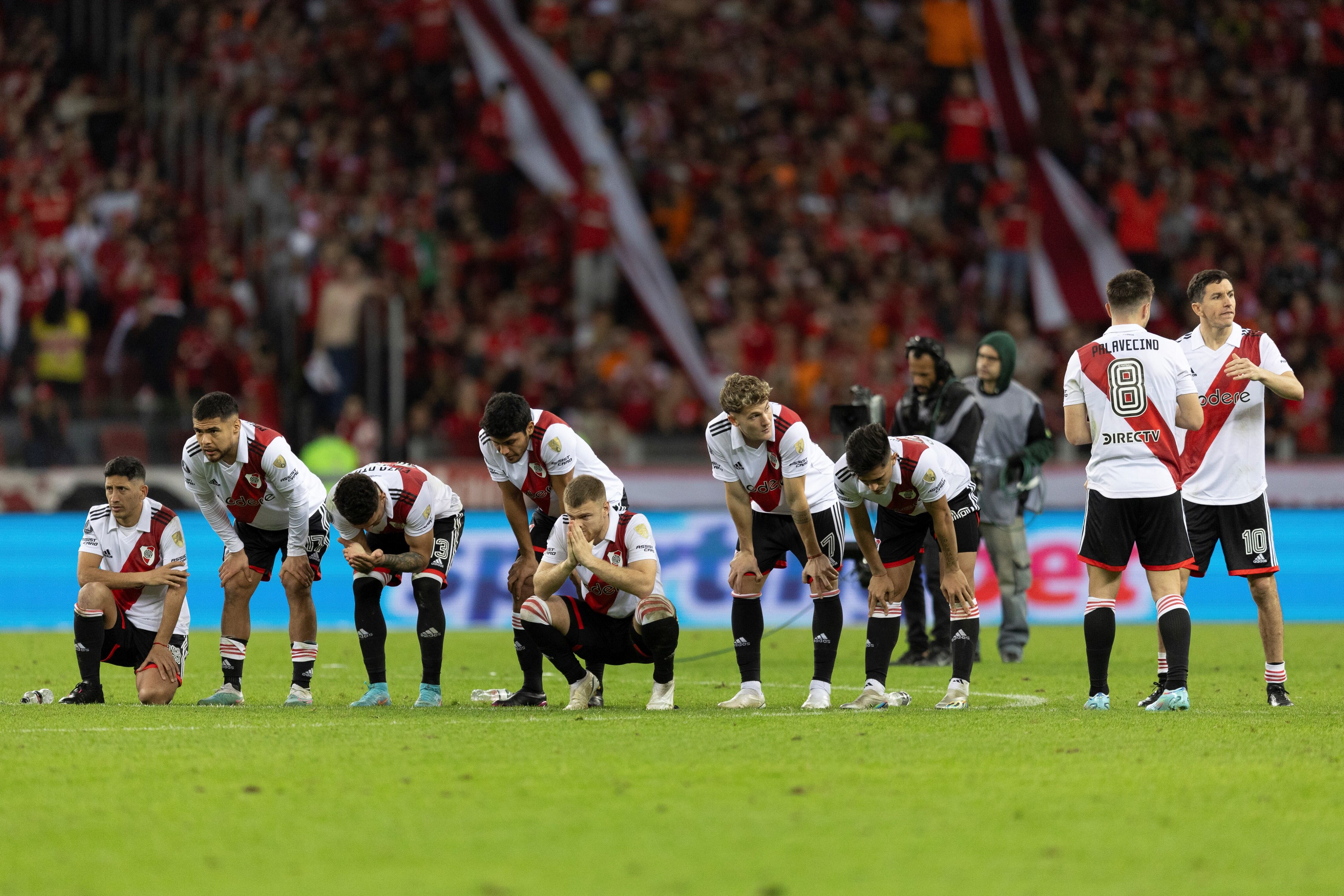 Todo River lamenta la derrota por penales ante Inter, en Porto Alegre. (Fotobaires)