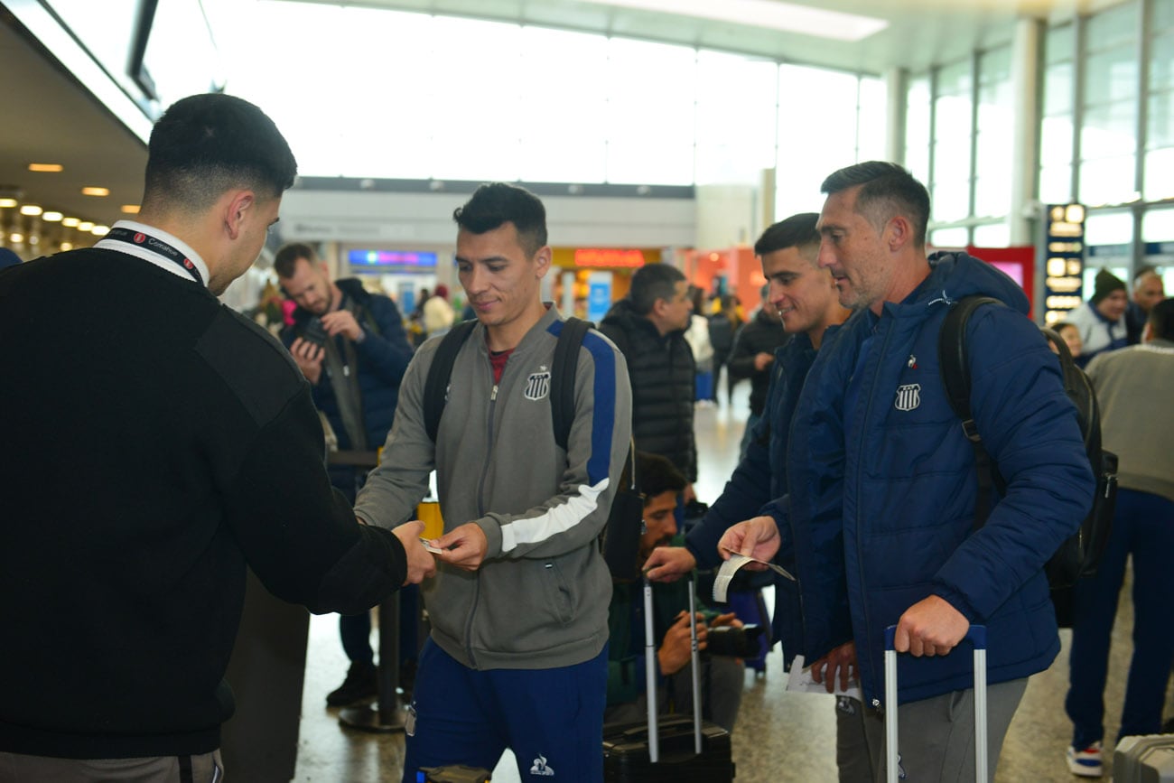 El plantel de Talleres viaja hacia Buenos Aires para enfrentar a River Plate por la Copa Libertadores. (Nicolás Bravo / La Voz)