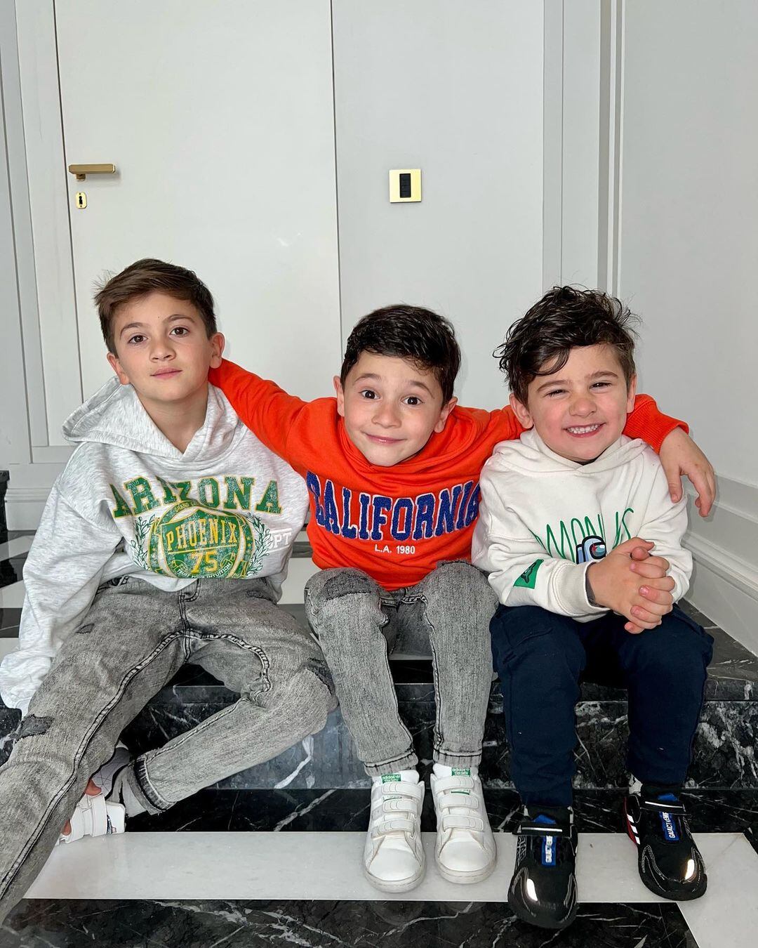 "Matu" se sacó una foto divertida abrazado a sus hermanos.