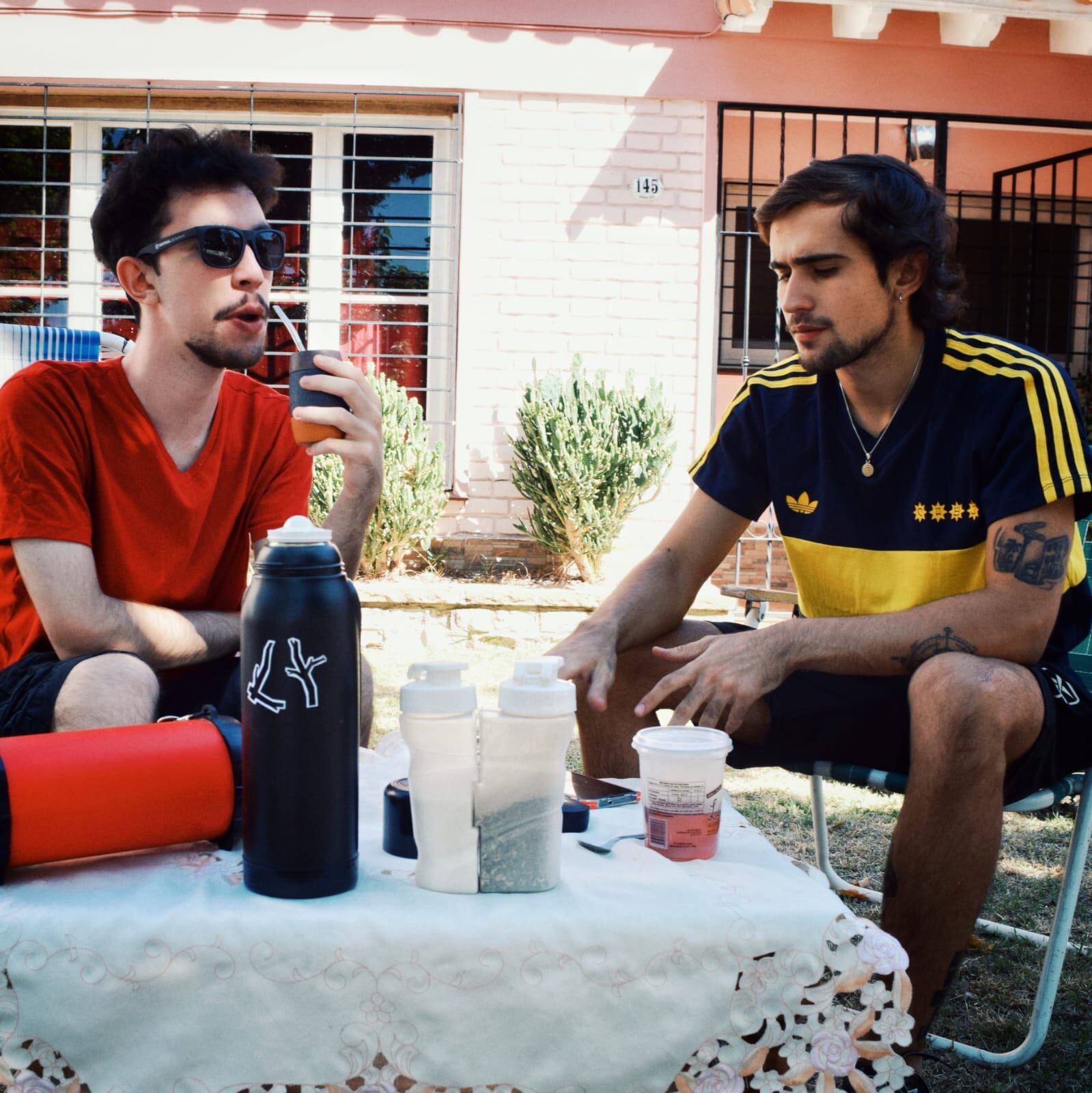 Tobi Artigiano, rapero juninense, junto al artista Mhug durante la producción de Malevosía.