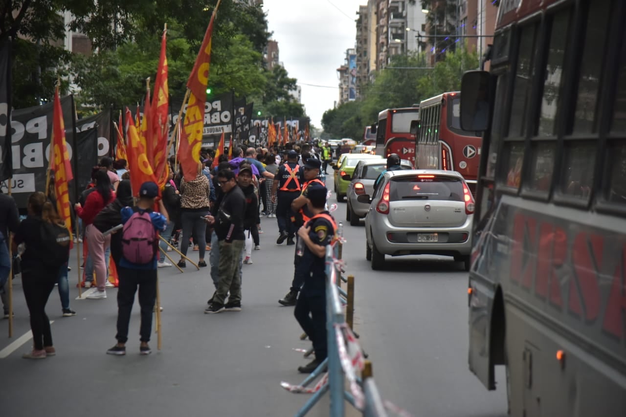 Marchan movimientos populares y organizaciones sociales.