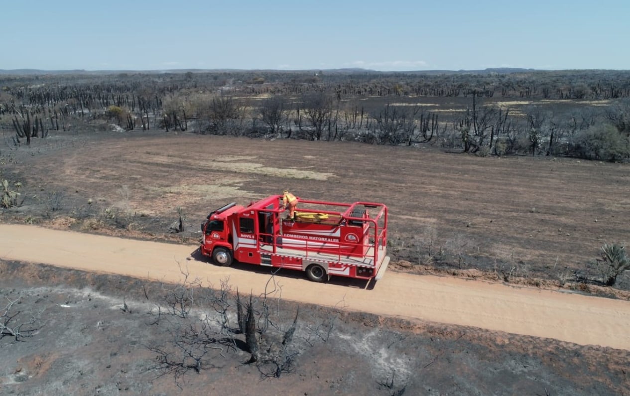 Una autobomba de bomberos voluntarios, este jueves, sobre caminos rodeados de monte ya quemado, en el norte provincial. (Gentileza Federación de Bomberos)