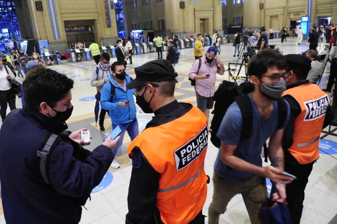 Controles de circulación en la estación Constitución del tren Roca. (Clarín)