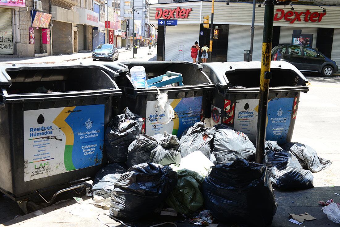 Basura en el centro área peatonal calle San Martín el día despúés de Navidad
25 diciembre 2021
Fotografía José Gabriel Hernández