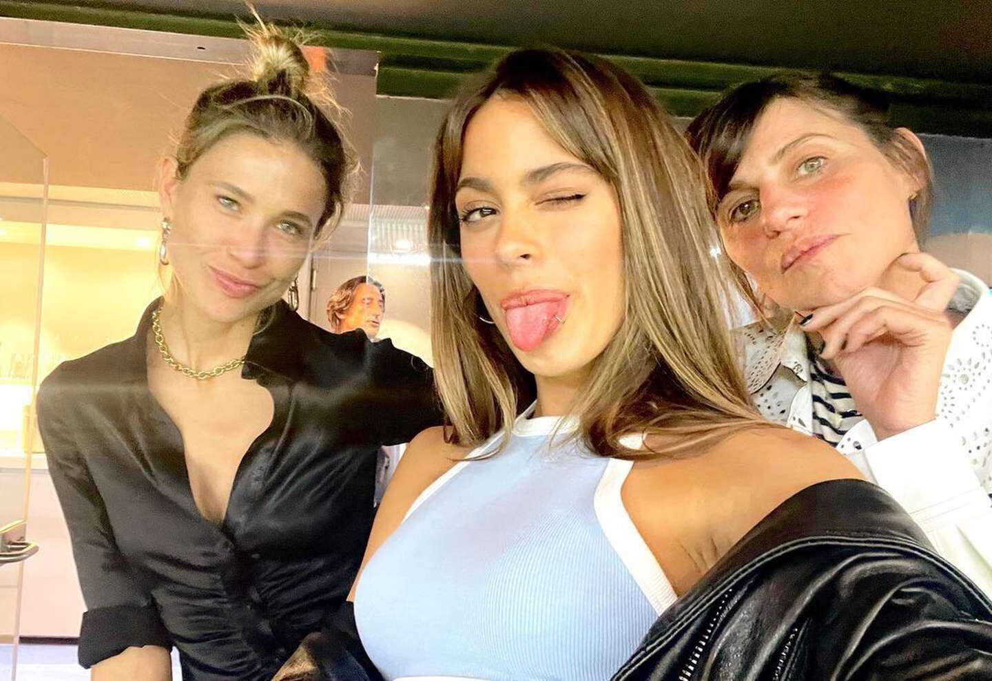 Carla Pereyra con Tini Stoessel en el estadio Wanda Metropolitano del Atlético de Madrid