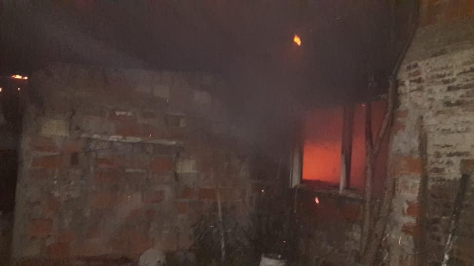 Voraz incendio de una casa dejó importantes pérdidas materiales. No hubo heridos.