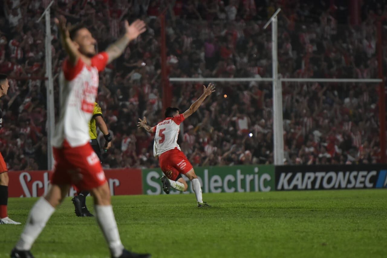 Roberto Bochi metió un golazo en el 2-0 de Instituto para superar a Defensores de Belgrano y clasificar a la final del Reducido.